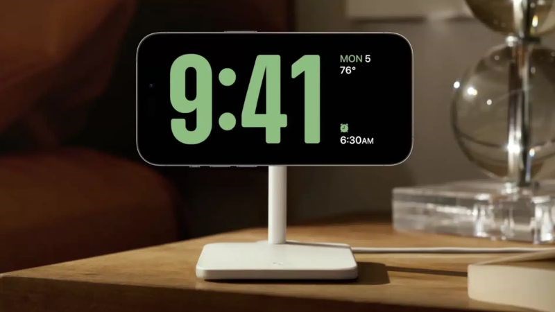 Apple thiết kế đồng hồ hiển thị ở màn hình khóa là mặc định