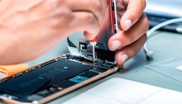 Hãy mang thiết bị đến trung tâm bảo hành hoặc sửa chữa iPhone uy tín