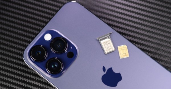 Tháo khay SIM ra khỏi iPhone và vệ sinh thẻ sim